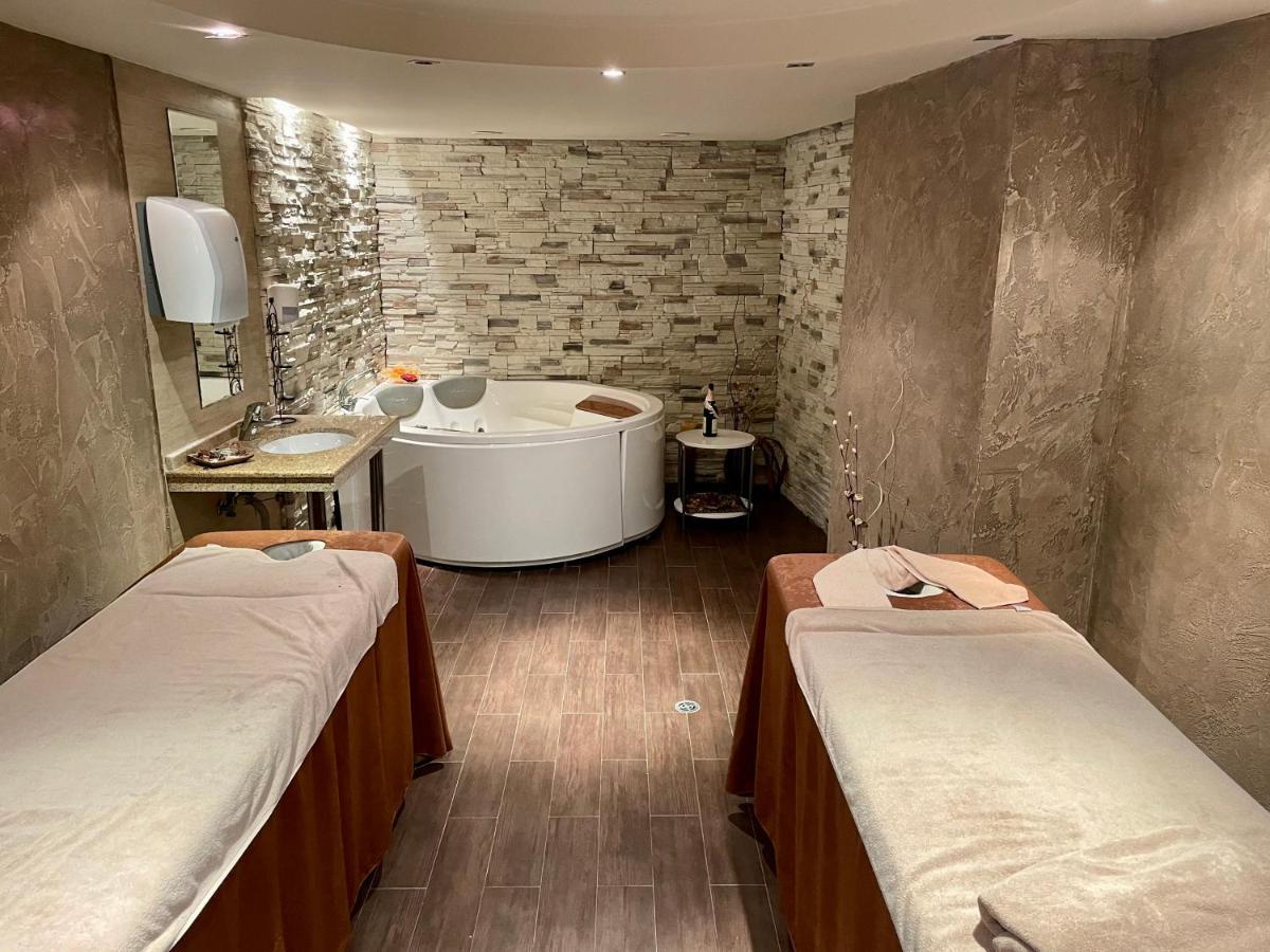 Ground Floor 2-Bedrooms, 2-Bathrooms Apartment Near Bansko In A Complex With Pools And Spa Included رازلوغ المظهر الخارجي الصورة
